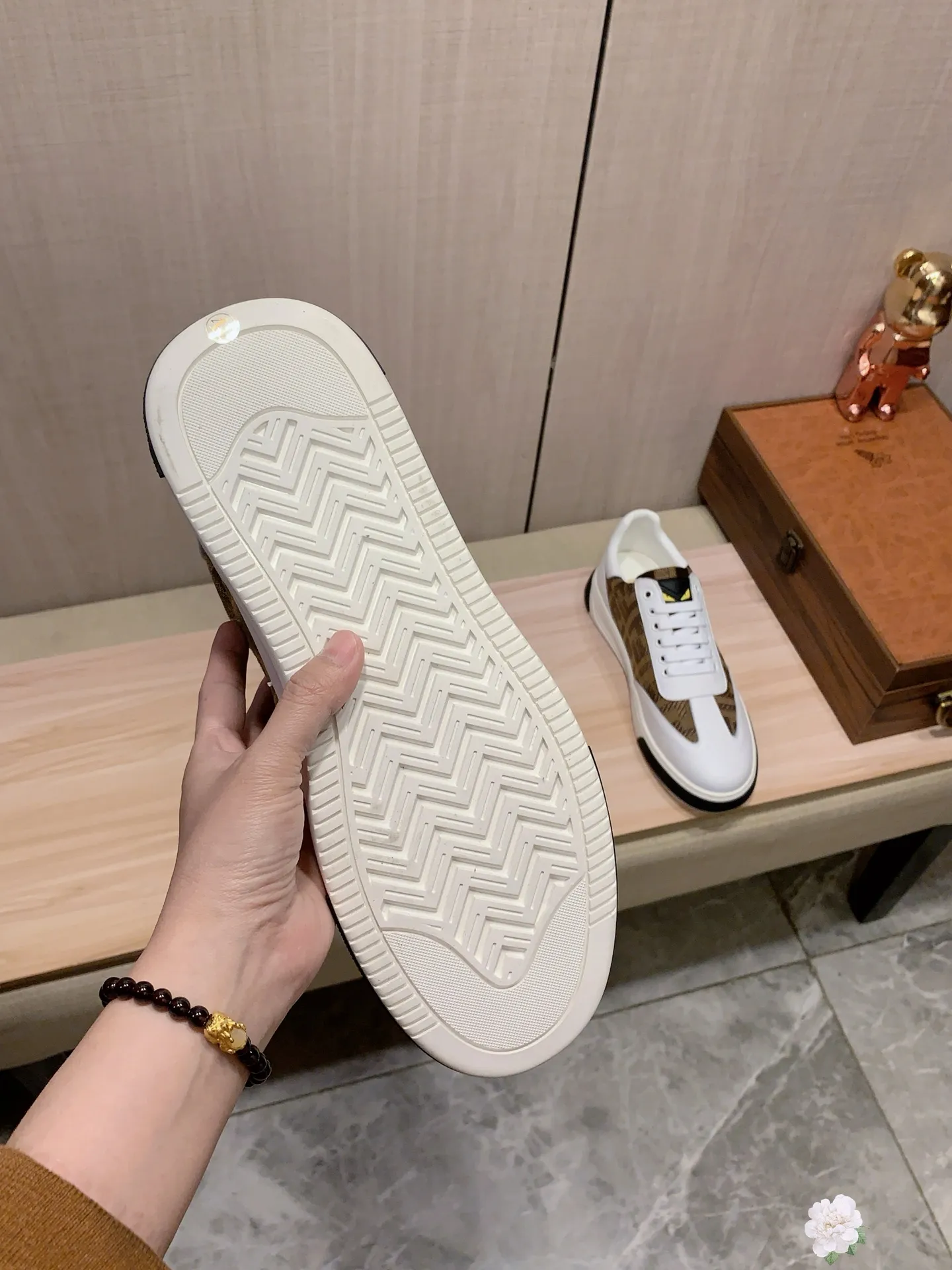Men's men's shoes 💰420💰💰🎩🎩[Lightning][Lightning] "FENDI*" The latest and most popular casual shoes, top brand [Seduce] luxury ~ purchasing agent, top quality ~. [Strong] The upper is made of imported breathable cowhide with material ➕ breathable sheepskin feet (•) and fine workmanship. The original stylish and stylish soft rubber wear-resistant and non-slip outsole is light and comfortable on the feet. The real thing looks better when photographed in person. 0099: code: 38-44, 4️⃣ colors selected